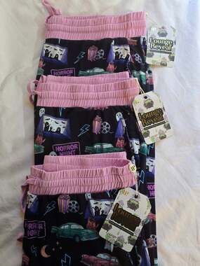 Lounge Reveal Drive-In Horror Nights Joggers Size M NWT
